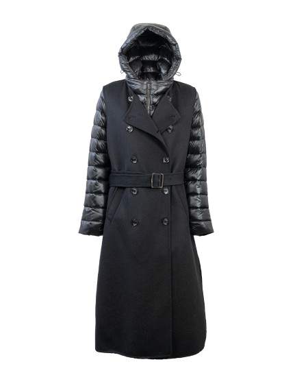 Shop MOORER  Gilet: MooRER gilet lungo doppiopetto "HARNA CWR", unito a piumino, staccabile, imbottito internamente in piuma d’oca.
Cintura sul punto vita.
Bottoni in madreperla.
Tasche laterali.
Cappuccio staccabile.
Composizione: 90% lana 10% cashmere.
Imbottitura: 100% piumino d' oca.
High Comfort -5/+12 gradi centigradi.
Fabbricato in Italia.. HARNA 100753-U0001